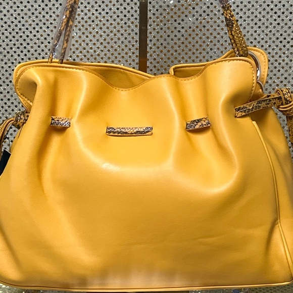 Badgley Mischka Yellow Shoulder/Crossbody Bag Approx. 12 x 10 x 4 - Picture 3 of 17